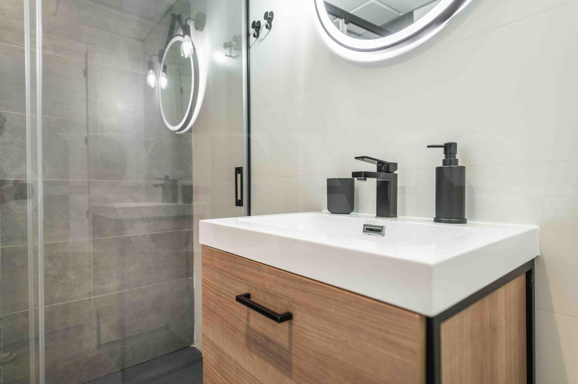 Modern With Private Rooftop Terrace By Rems Apartament